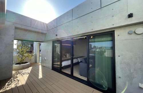 Hiroshima City Centre Apartamento | bHOTEL Nekoyard - Scenic Penthouse Studio with Jacuzzi & Spacious Terrace