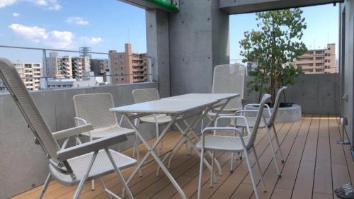 Hiroshima City Centre Apartamento | bHOTEL Nekoyard - Scenic Penthouse Studio with Jacuzzi & Spacious Terrace