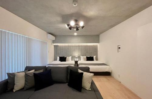 Hiroshima City Centre Apartamento | bHOTEL Nekoyard - Scenic Penthouse Studio with Jacuzzi & Spacious Terrace