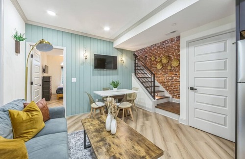 North Philadelphia West Apartamento | Bi-Level 2/2 w/Rooftop | Sleeps 12 | 10 min to DT