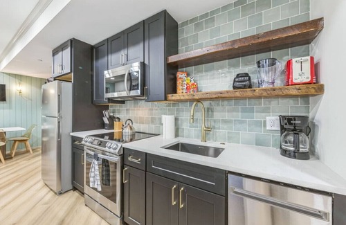 North Philadelphia West Apartamento | Bi-Level 2/2 w/Rooftop | Sleeps 12 | 10 min to DT