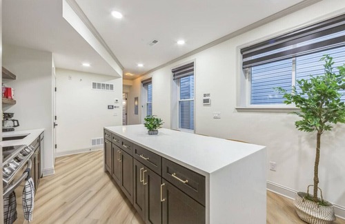 North Philadelphia West Apartamento | Bi-Level 2/2 w/Rooftop | Sleeps 12 | 10 min to DT