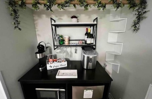 North Riverdale Apartamento | Bibi’s Place Private Entrance, Room w/Full Bath