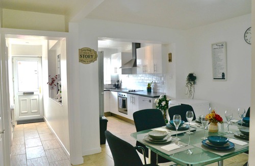 Bicester Casa | Bicester Entire 5 double bedroom detached house free Parking Wifi Netflix Piano