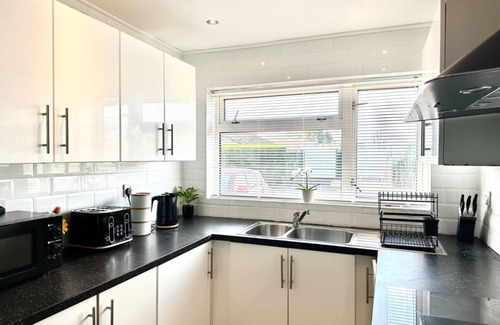 Bicester Casa | Bicester Entire 5 double bedroom detached house free Parking Wifi Netflix Piano