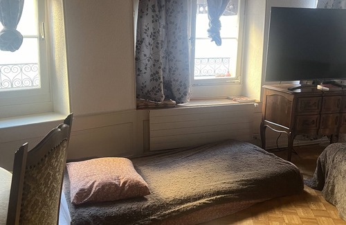 Biel Apartamento | Bienne old town room with kitchen