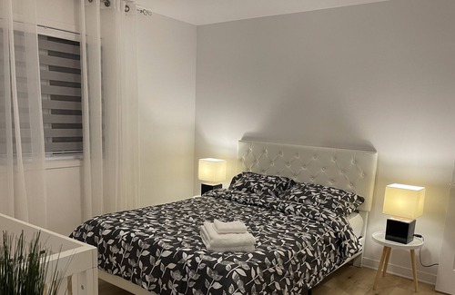 Laval Apartamento | Big 5 bedroom condo in Laval