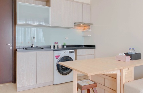 Cikini Apartamento | Big and Cozy 1BR with Working Room Menteng Park Apartment