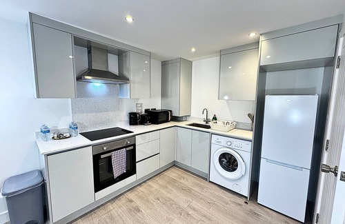 Ashford Apartamento | Big and Stylish. Flat , EV Charge possible, 5 minute drive to Heathrow airport