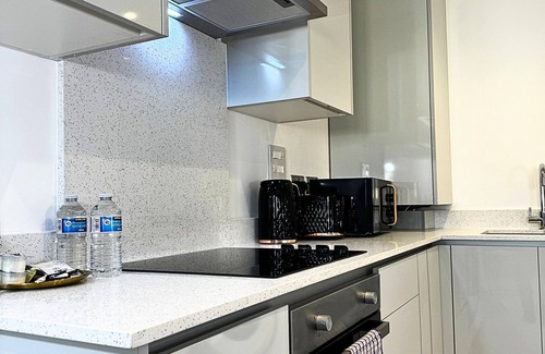 Ashford Apartamento | Big and Stylish. Flat , EV Charge possible, 5 minute drive to Heathrow airport