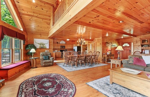 West Jefferson Cabina | Big Ashe View-Open for Bookings! Views, Wi-Fi, Pool Table, Hot Tub