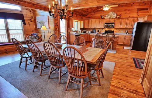 West Jefferson Cabina | Big Ashe View-Open for Bookings! Views, Wi-Fi, Pool Table, Hot Tub