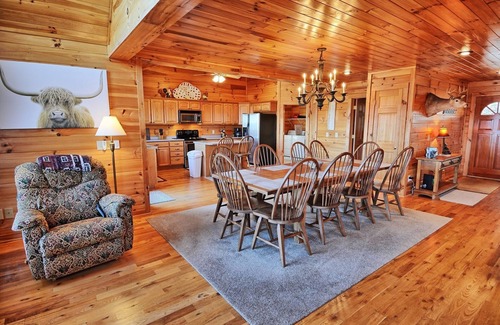 West Jefferson Cabina | Big Ashe View-Open for Bookings! Views, Wi-Fi, Pool Table, Hot Tub
