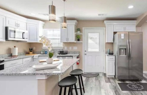 Waxahachie Casa | Big Backyard, Big Screens, Big Comfort, Sleeps 10
