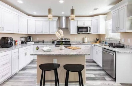 Waxahachie Casa | Big Backyard, Big Screens, Big Comfort, Sleeps 10