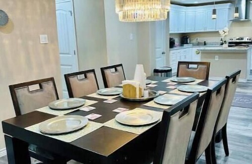 Waxahachie Casa | Big Backyard, Big Screens, Big Comfort, Sleeps 10