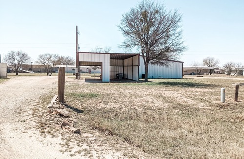 Voss Casa | Big Bass Bungalow @ Lake Ivie. 1bd/1ba Barndominium. Covered Boat Parking