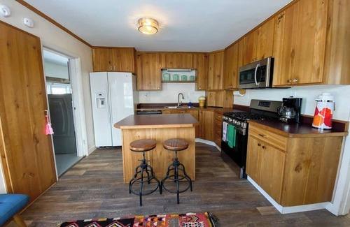 Blanding Casa | Colorful BIG Bear Home 5br 2ba-Epic Art!