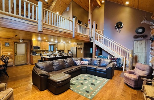 Park City Cabina | Big Bear Lodge: Private 7BR Hot Tub, Sauna, Fast WIFI, mountain cabin Park City