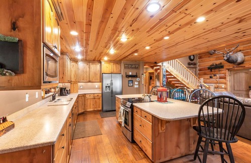 Park City Cabina | Big Bear Lodge: Private 7BR Hot Tub, Sauna, Fast WIFI, mountain cabin Park City