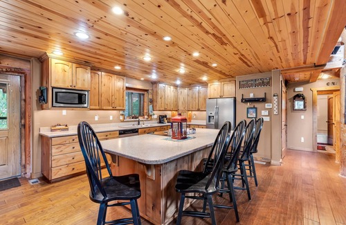 Park City Cabina | Big Bear Lodge: Private 7BR Hot Tub, Sauna, Fast WIFI, mountain cabin Park City
