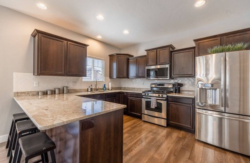 South Jordan Casa | Big Beautiful Home | Oquirrh Mtn Temple
