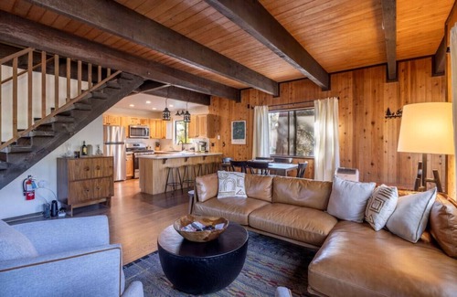Whispering Forest Apartamento | Cozy Chalet w/ Hot Tub & Forest Views – Near Bear Mountain!