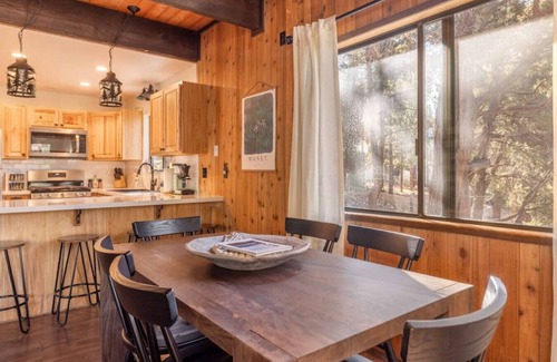 Whispering Forest Apartamento | Cozy Chalet w/ Hot Tub & Forest Views – Near Bear Mountain!