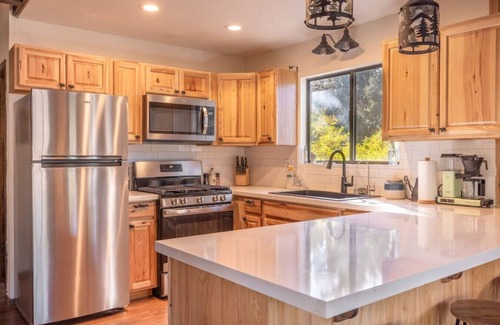 Whispering Forest Apartamento | Cozy Chalet w/ Hot Tub & Forest Views – Near Bear Mountain!
