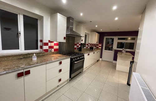 Cannock Casa | BIG BUNGALOW | SECURED BIG GARDEN | HOT TUB/ JACUZZI