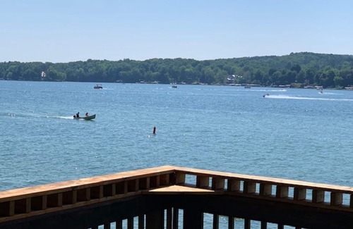 West Bend Casa | Big Cedar Lake, 125 pies de frente de arena, hermosa costa, puestas de sol, amplio