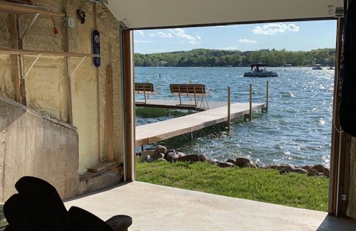 West Bend Casa | Big Cedar Lake, 125 pies de frente de arena, hermosa costa, puestas de sol, amplio