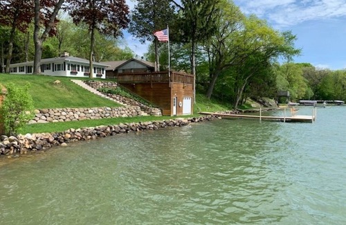 West Bend Casa | Big Cedar Lake, 125 pies de frente de arena, hermosa costa, puestas de sol, amplio