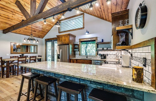 Hodgen Cabina | Big Cedar Vacation Rental w/ Deck & Hot Tub!