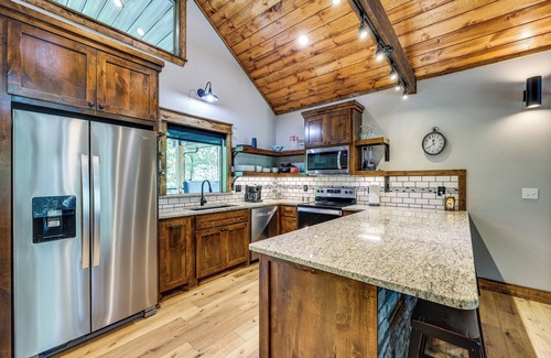Hodgen Cabina | Big Cedar Vacation Rental w/ Deck & Hot Tub!
