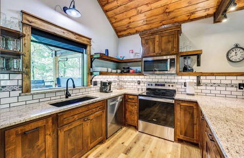 Hodgen Cabina | Big Cedar Vacation Rental w/ Deck & Hot Tub!