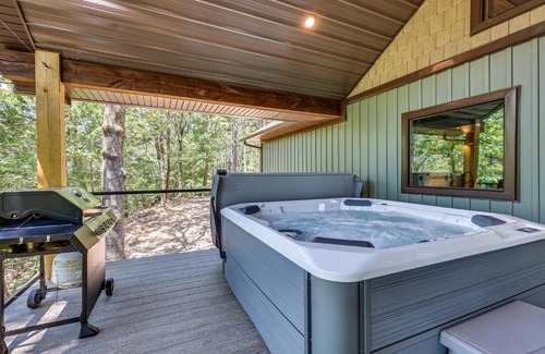 Hodgen Casa | Big Cedar Vacation Rental with Deck and Hot Tub!
