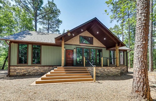 Hodgen Casa | Big Cedar Vacation Rental with Deck and Hot Tub!