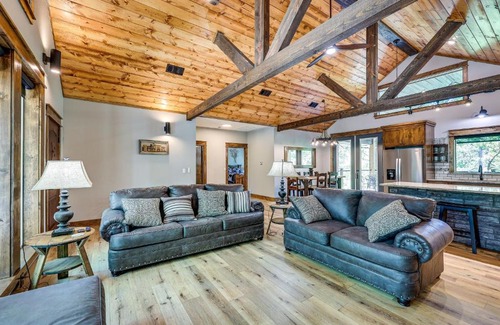 Hodgen Casa | Big Cedar Vacation Rental with Deck and Hot Tub!