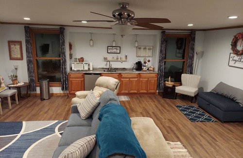 Nashville Apartamento | Big Comfy-Cozy Family Room