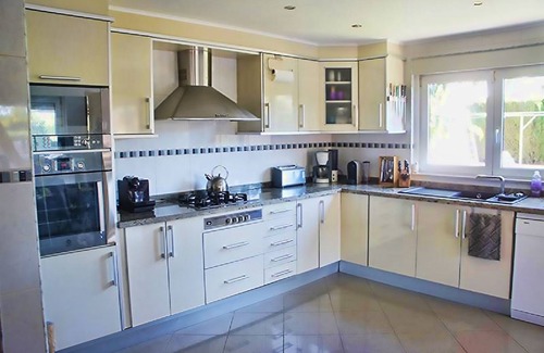 La Canyada dels Pins Villa | Chalet en Valencia cerca la playa, ciudad y aeropuerto. Cascada Piscina Jacuzzi