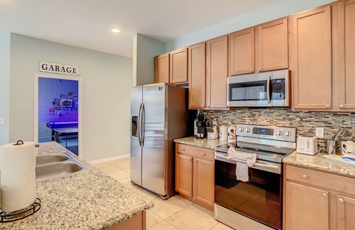 Lake Berkley Casa | ***Big Disney Family Home!*** Sleeps 12! Private Pool, Spa and Game Room!