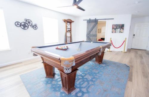 Southside Casa | Big Family House w Theater Pool table