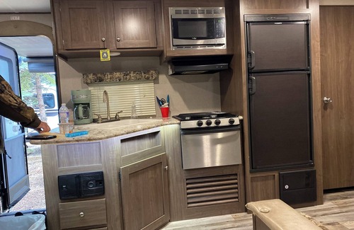 Slave Lake Alquiler De RV | Big Fish Bay - Five Star Campground! Outdoor Waterslide & Pool! $185/night