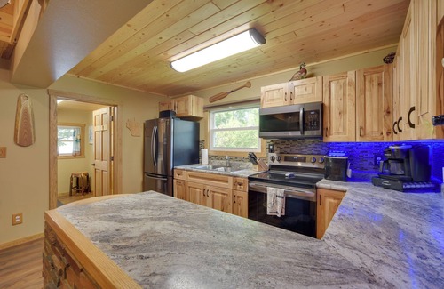 Rice Lake Casa | ¡NUEVO! Remodelado Waterfront Rice Lake Home w / Pesca