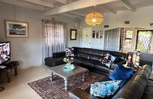 Port Edward Casa | Big Fish Seaside Cottage, Sleeps 10 Guests in 5 Bedrooms