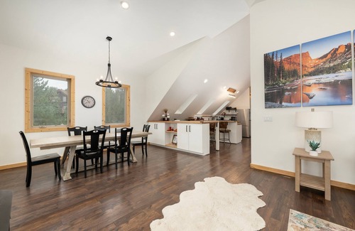 Grand Lake Cabina | Big Front Deck with Great Views, Private Hot Tub, Firepit, Laundry