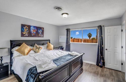 North Las Vegas Casa | Big Group, Remodeled, Landscaped, King Beds, Desks