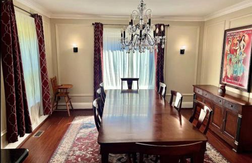 Downtown Niagara Falls Casa | Big Historic Home Air Conditioning Parking