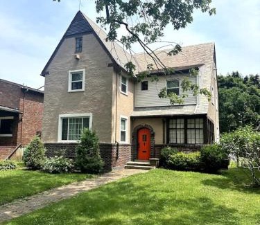 Downtown Niagara Falls Casa | Big Historic Home Air Conditioning Parking